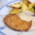 Tallrik med schnitzel, klyftpotatis, svampsås och grönsaker