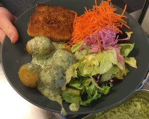 grönsaker, panerad fisk, potatis, spenatsås